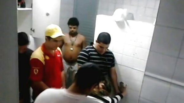 Бебето со кафена коса Кели Дивајн се навртува длабоко во нејзиниот кифла