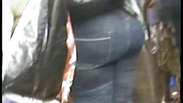 Разбојната бринета каубојка Леа Лексис го носи дебелиот кур во анусот на возење
