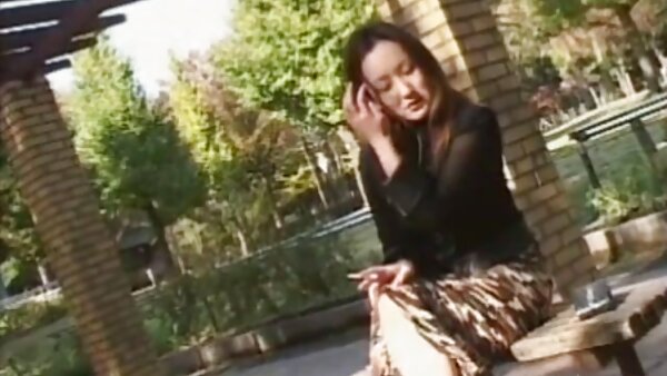 Егзотична азиска девојка со апетитни цицки си ја пика пичката со дилдо