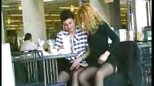 Транссексуалната убавица го цица вкусниот кур и го заебава газот